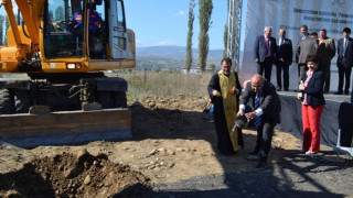 Слагат асфалт на път за Македония