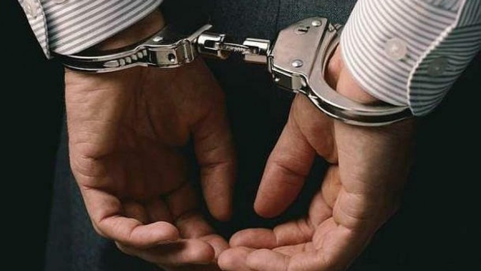 Адвокат и бизнесмен закопчани за измама от  600 бона  | StandartNews.com