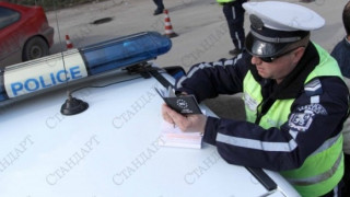 Сгафил шофьор подкупва полицаи с десетачка 