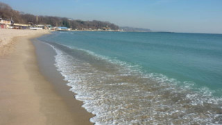 Морето глътна 15 метра от плажа на Варна
