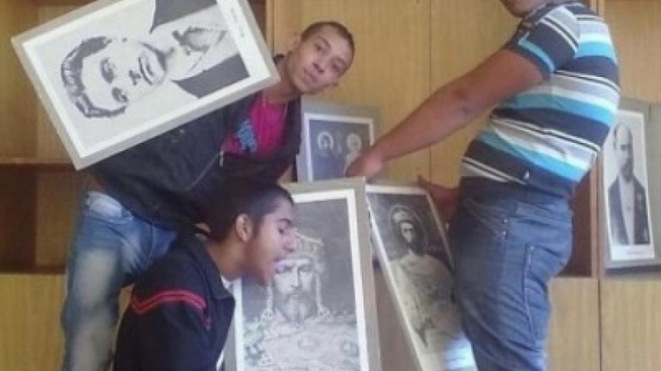 Учители се извиниха за поруганите портрети  | StandartNews.com