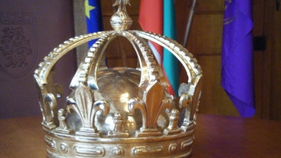 Коронясват със злато Майка България | StandartNews.com