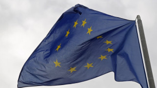 Жена сряза флага на ЕС