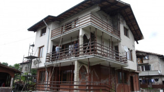 Чиновници отрязаха етаж от къща в Перник