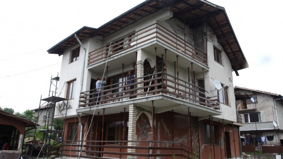 Чиновници отрязаха етаж от къща в Перник | StandartNews.com
