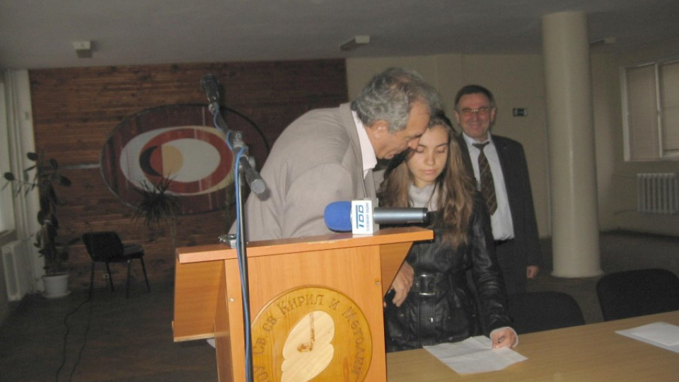 Депутат даде стипендия на талантлива ученичка | StandartNews.com