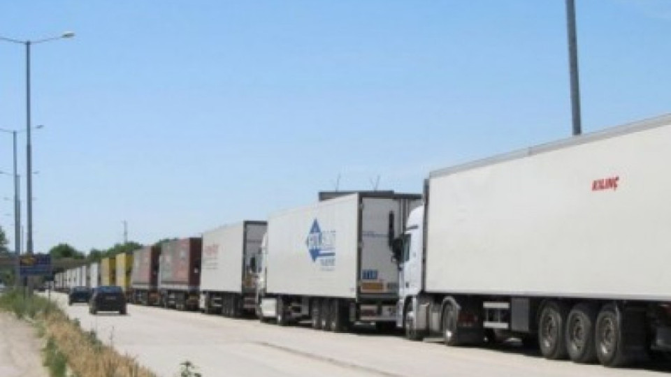 Камиони затварят републикански път | StandartNews.com