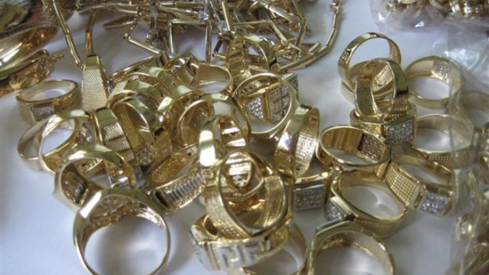 Румънка крие златни халки в сутиена | StandartNews.com