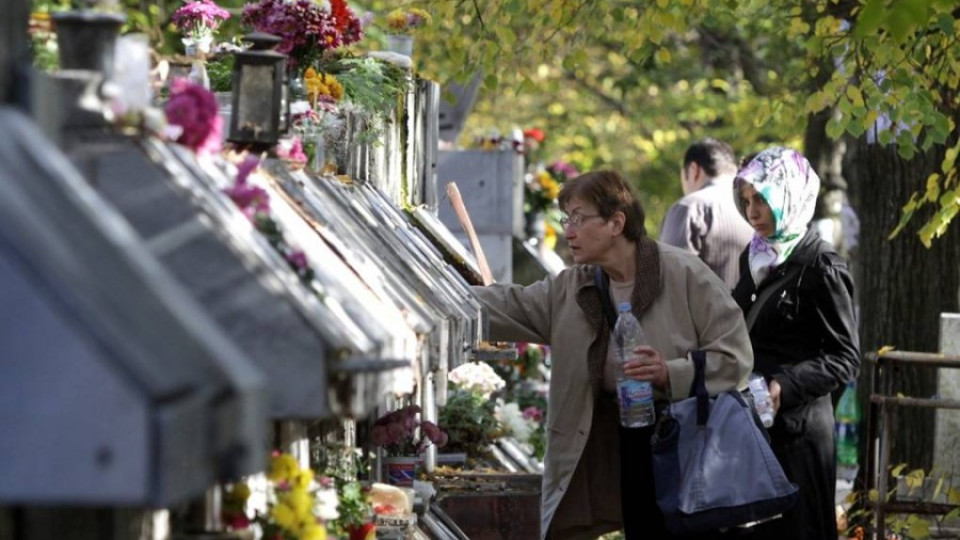 Надгробна плоча падна върху пенсионерка | StandartNews.com