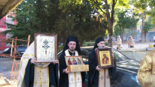 Старозагорци се покланят пред свети мощи