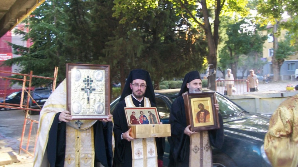 Старозагорци се покланят пред свети мощи | StandartNews.com