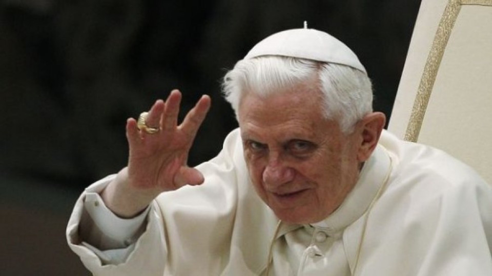 И папата се моли за Максим | StandartNews.com