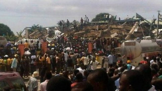 5-етажен мол затрупа 50 души в Гана
