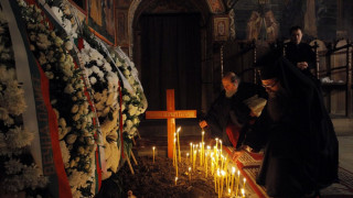 Поклонници се стичат към гроба на Максим    