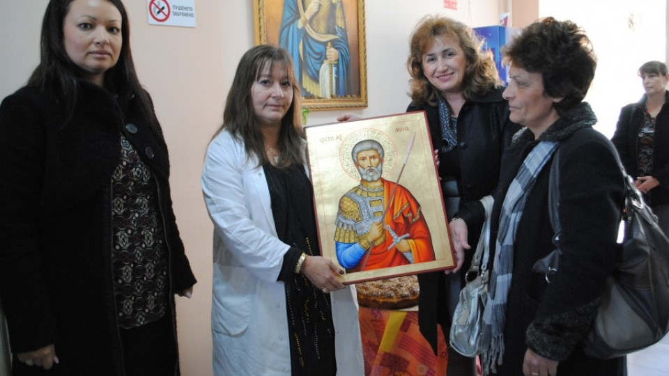 Жени от ГЕРБ дариха онкоболница с икона на Св. Мина | StandartNews.com
