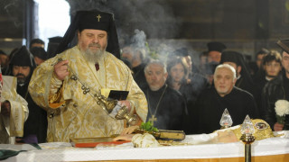 Дядо Григорий плаща със свещи