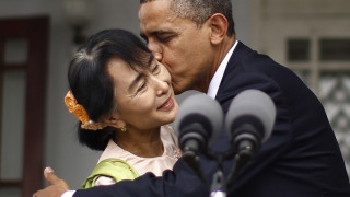 Обама разцелува лидера на Мианмар 