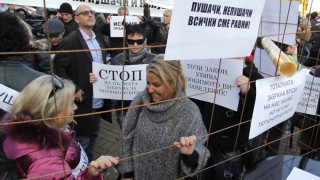 Топ пушачи се затвориха в клетка