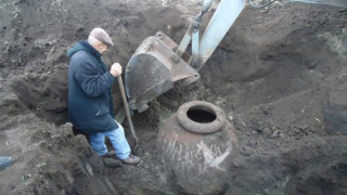 Тракторист изкопа делва гигант