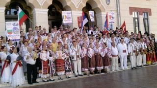 Танцьори вият хоро за по-високи заплати