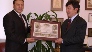 Кмет връчи почетна грамота на посланик
