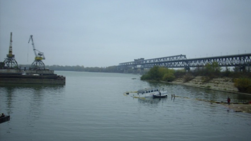 Точат горивото от потъналия в Дунав кораб | StandartNews.com