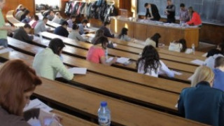 Кандидат студенти се потят на изпити предколедно