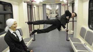 Танцьори превзеха метрото