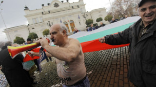 Гол бунт пред парламента