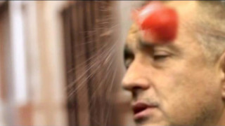 Девойка цели Бойко с домат