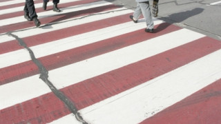 Шофьор помете мъж на зебра и духна под носа на полицията