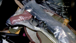 Двама полицаи въртят търговия с оръжия