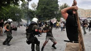 Десетки задържани при безредици в Атина