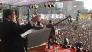 Президентът на Египет отстъпи на бунтарите  
