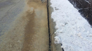 Спукан водопровод прекъсна пътя за Елена 