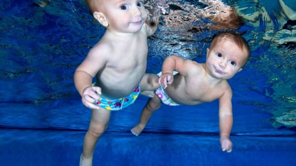 9-месечни близнаци плуват като шампиони (снимки) | StandartNews.com