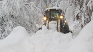 Автобус с ученици заседна в преспите