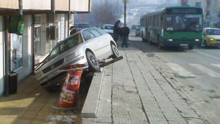 Кола кацна върху "щъркел"