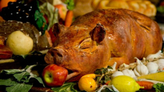 Посрещаме Коледа с румънски прасета   
