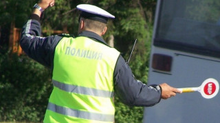 Автобус падна в дере