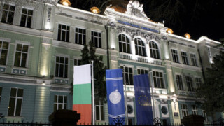 Заплашиха с бомба и Икономическия във Варна