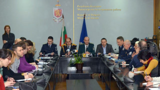 Полицаи пълнят молове и кръчми 
