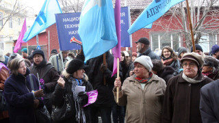 Професори на бунт за забавени пари   
