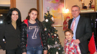 Гербер крие червен костюм в гардероба