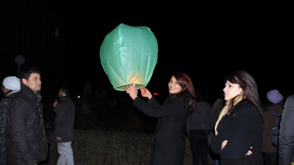 Протестираха с фенери срещу тъмницата | StandartNews.com