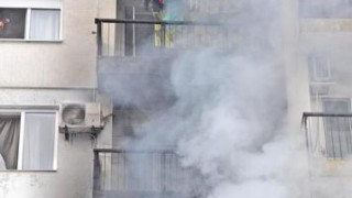 Пожар обгази двама в дома им