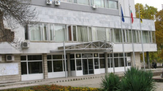 Школа и болници скараха общинари