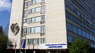 Майка с рак на матката гушка здраво бебе