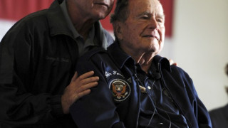 Буш старши остава в болница