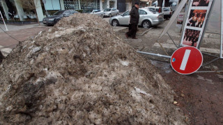 Мръсен сняг затрупа Варна